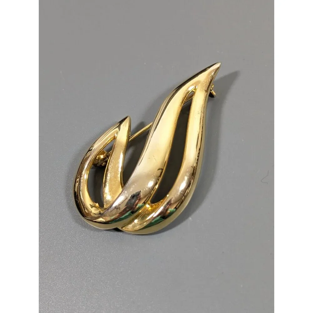 Vintage Gold Tone Swirl Scroll Teardrop Modernist Brooch Pin‎